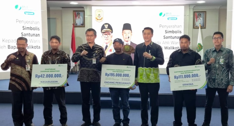 BPJS Ketenagakerjaan Tanjungpinang bersama Pemko Tanjungpinang menyalurkan klaim kepada ahli waris di Aula Kantor Tanjungpinang (Roland/ Presmedia)