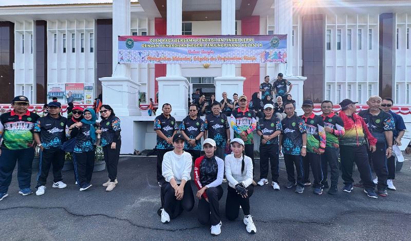 Hakim dan staf Pengadilan Negeri (PN) Kelas IA Tanjungpinang bersama Hakim Tinggi serta staf Pengadilan Tinggi (PT) Kepulauan Riau menggelar olahraga bersama Jumat (1/7/2025) di halaman Kantor PN Tanjungpinang. (Foto: PN Tanjungpinang)