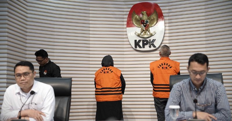 KPK Tahan Mantan Direktur dan Senior Vice President Gas PT Pertamina Terkait Korupsi LNG Komisi Pemberantasan Korupsi (KPK) menahan dua tersangka dalam perkara dugaan tindak pidana korupsi pengadaan Liquefied Natural Gas (LNG) di PT Pertamina (Persero) pada kurun 2013 hingga 2020. Penahanan dilakukan untuk mempercepat proses penyidikan dan memperkuat penegakan hukum di sektor energi nasional (Foto: Dok KPK)