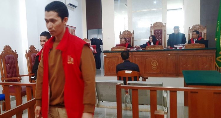 edua terdakwa yang merupakan kakak beradik meninggal persidangan di PN Tanjungpinang (Roland/ Presmedia)