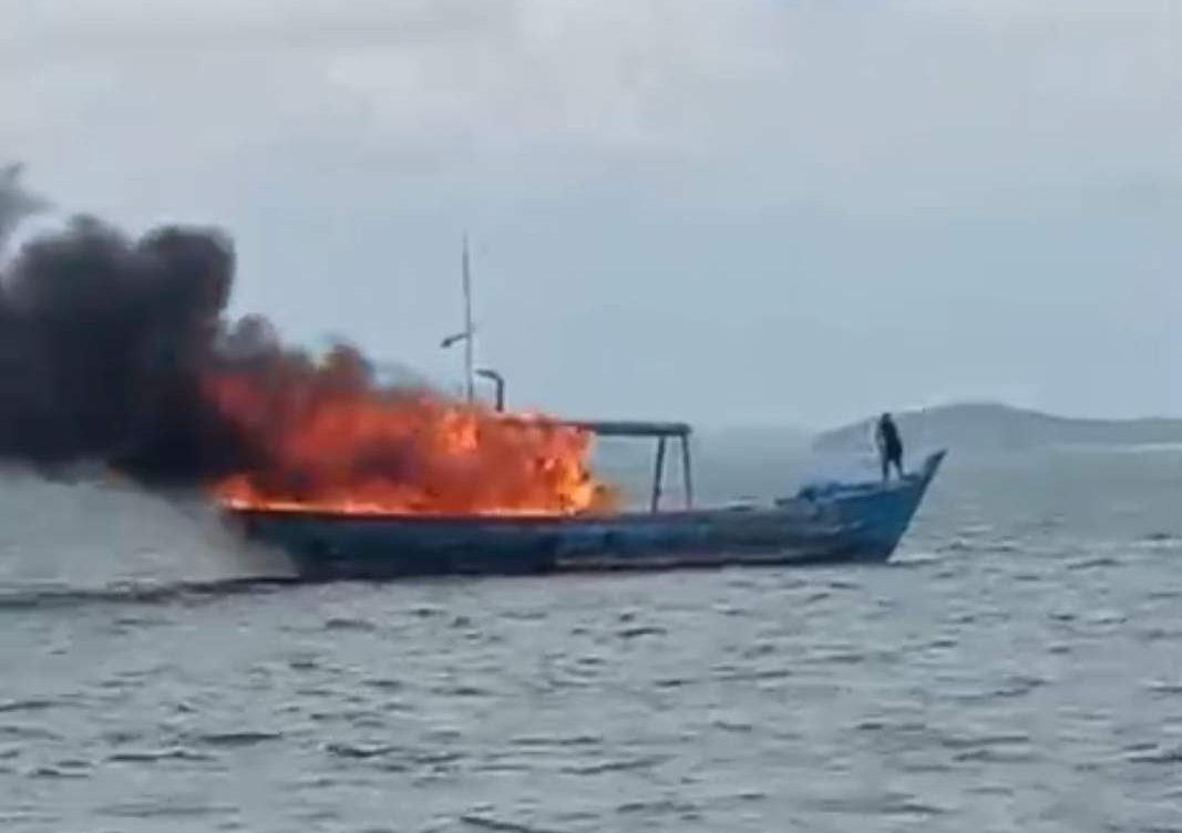 Kapal jaring ikan terbakar di Perairan Seienam Kecamatan Bintan Timur. (Foto tangkapan layar dari video masyarakat)
