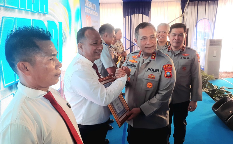 Kapolda Kepri Tekankan Polresta Tanjungpinang Layani Masyarakat dengan Baik Kapolda Kepulauan Riau, Brigadir Jenderal Polisi Asep Safrudin saat memberikan penghargaan kepada Buser Satreskrim Polresta Tanjungpinang (Roland / presmedia)