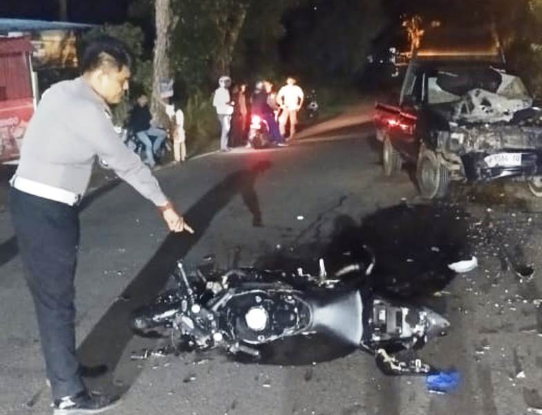 Anggota Satlantas Polres Bintan melakukan olah TKP kecelakaan maut di Jalan Nusantara Km 16 Kecamatan Bintan Timur. (Foto Humas Polres Bintan)