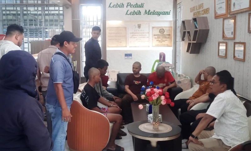 Kejari Tanjungpinang Tahan 6 Tersangka Tahap II Kasus Pemalsuan Sertifikat Tanah 2 Penyidik Polresta Tanjungpinang saat melimpahkan enam tersangka ke Kejari Tanjungpinang kamis (21/8/2025) (Foto: Roland/Presmedia)
