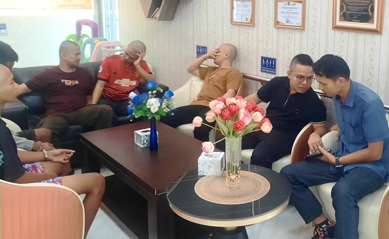 Penyidik Polresta Tanjungpinang saat melimpahkan enam tersangka ke Kejari Tanjungpinang kamis (21/8/2025) (Foto: Roland/Presmedia)