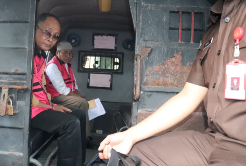 Tim Penyidik Pidana Khusus Kejaksaan Tinggi Kepulauan Riau menetapkan tiga Tersangka dugaan tindak pidana korupsi cukai, kuota Rokok di BP.Kawasan Karimun,
