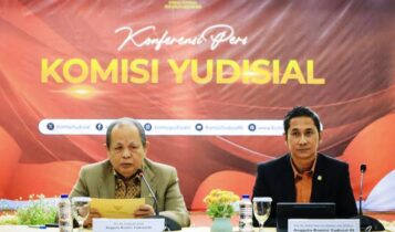Anggota KY dan Juru Bicara KY Mukti FaJar Nur Dewata dalam konferensi pers Pengumuman Kelulusan Akhir Seleksi Calon Hakim Agung dan Calon Hakim ad hoc HAM di MA (Foto: Dok KY)