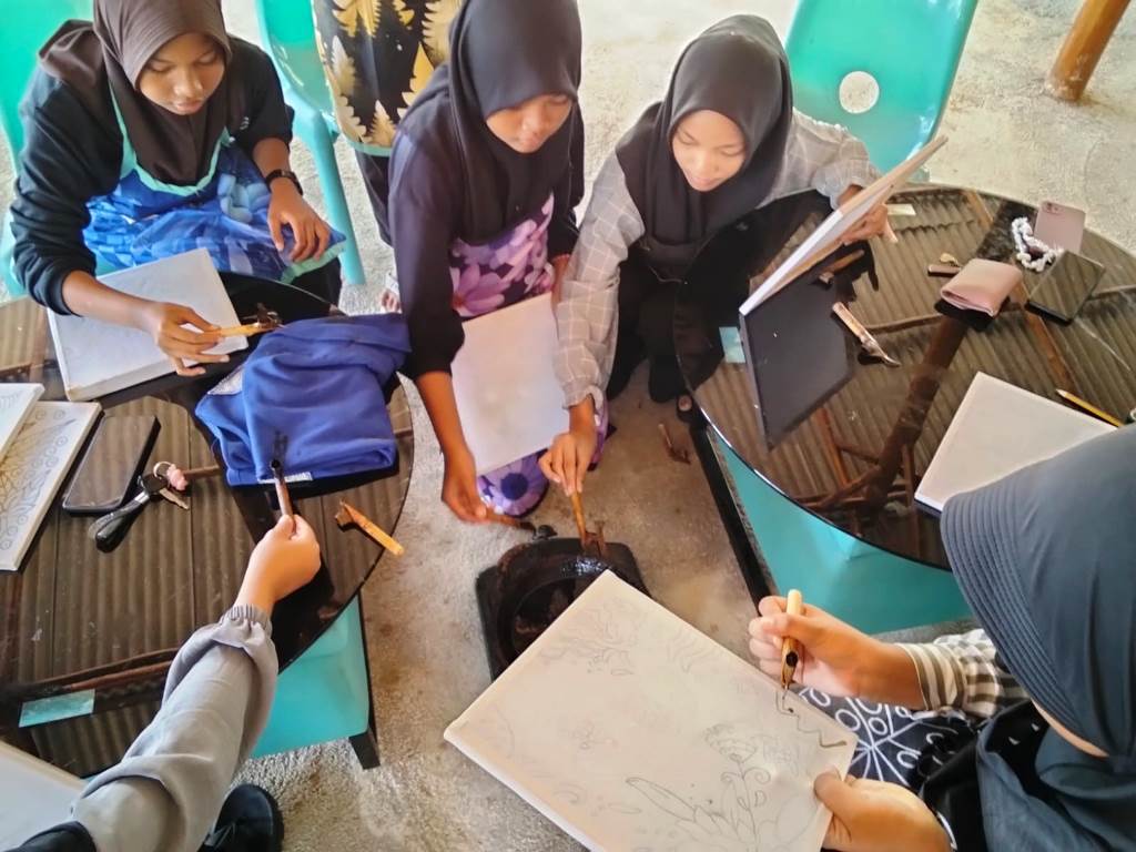 Komunitas Pengerajin Bintan yang juga akan tampil di Parade Komunitas Bintan 2025 yang digelar bupati Roby Kurniawan (Foto-Diskominfo Bintan) 