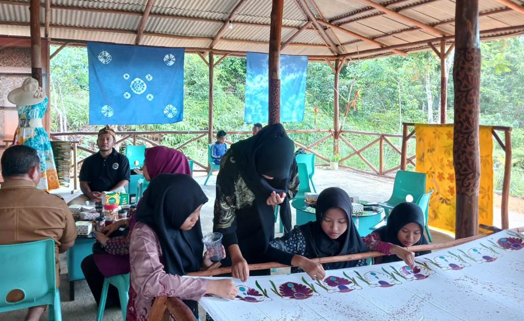 Komunitas remaja Putri penenun di Bintan juga akan memeriahkan Parade Komunitas Bintan 2025 (Foto:Diskominfo Bintan) 