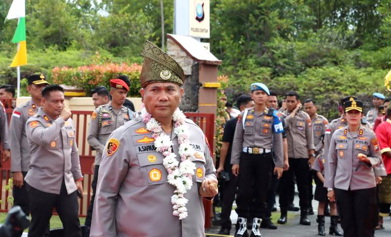 Kunjungan Kerja ke Polres Bintan Kapolda Kepri Asep Safrudin Tekankan Peran Polisi di Tengah Masyarakat Kunjungan Kapolda Kepri beserta rombongan disambut hangat oleh Kapolres Bintan disambut Kapolres Bintan dan Jajaran di Mako Polres Bintan. (Foto: Kasi Humas)