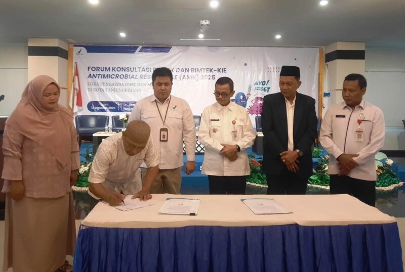 Loka POM Tanjungpinang Gelar Konsultasi Publik dan Bimtek AMR 2025 Tekan Penjualan Obat Keras Tanpa Resep Dokter e1755063324311 Loka POM Tanjungpinang, bersama Wakil Walikota Tanjungpinang, Raja Ariza mengatakan penandatanganan bersama masyarakat forum konsultasi publik di Hotel CK (Roland/Presmedia)