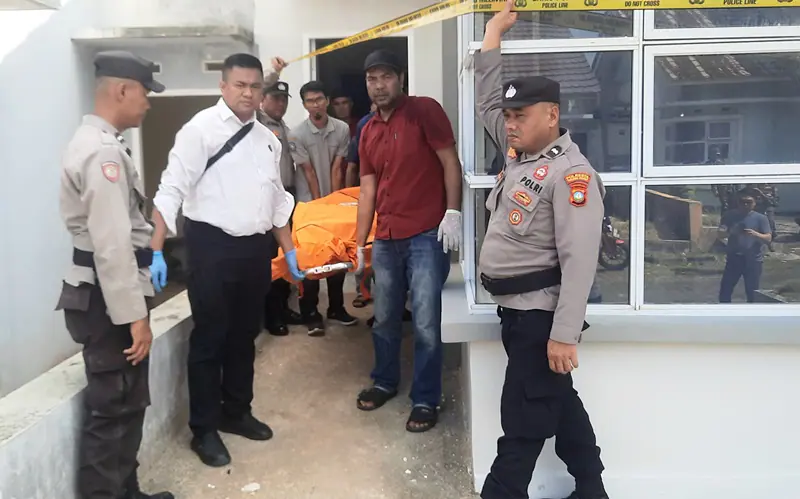 Warga dan polisi mengevakuasi jenazah Hafif Febrizky yang ditemukan gantung diri di dapur rumahnya di Tanjungpinang Warga dan polisi mengevakuasi jenazah Hafif Febrizky yang ditemukan gantung diri di dapur rumahnya di Tanjungpinang