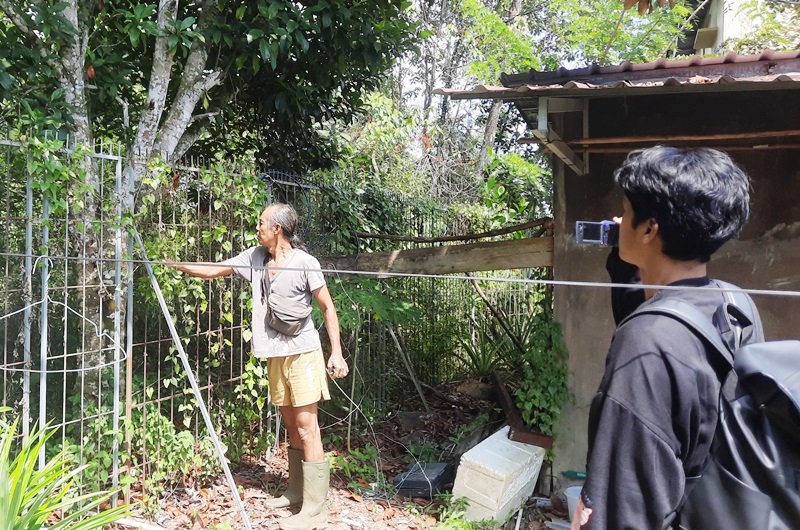 Pemilik Kebun Anggur, Albert saat menunjukan gudang Perlengkapan Peralatan kebun yang dicuri maling (Roland/Presmedia)
