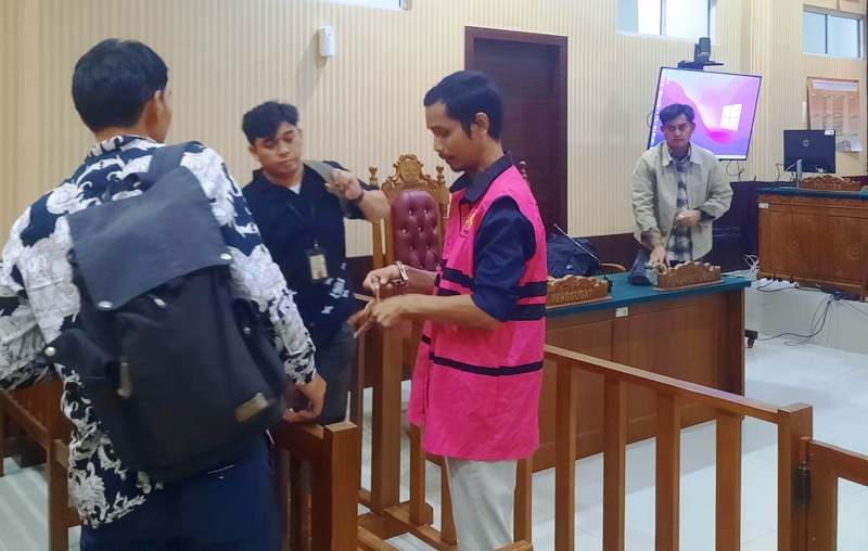 Mantan Manager di Pegadaian Syariah Karina Batam, Ramadani usai menjalani persidangan di PN Tanjungpinang (Roland/Presmedia)