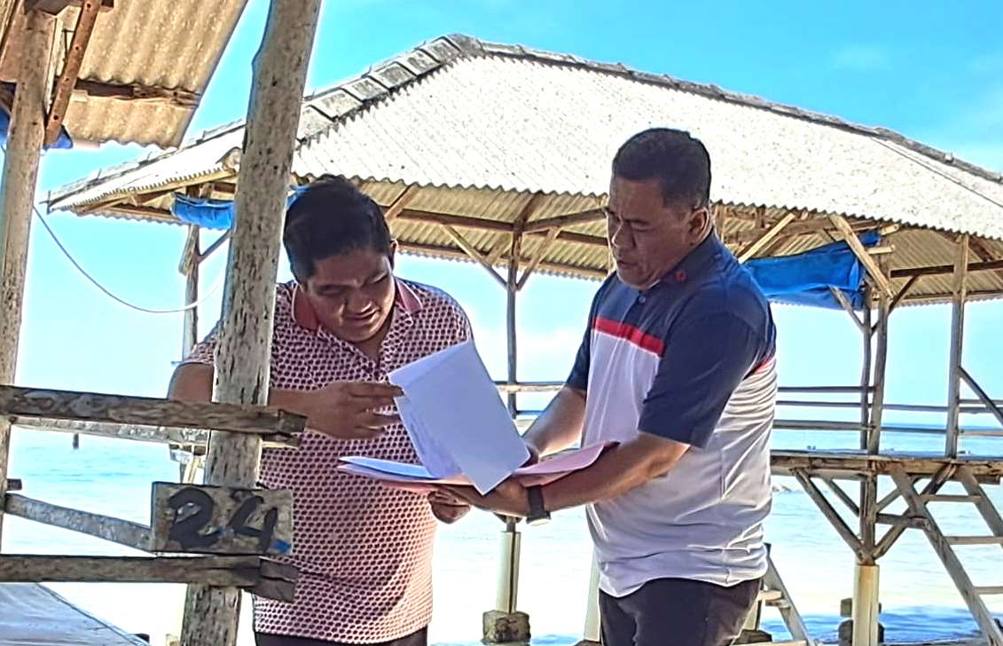 Mutasi Jabatan Eselon di Bintan Bupati Roby Kita Lihat Tanggal 25 Agustus Sekda Bintan Ronny Kartika menyerahkan dokumen jabatan ASN ke Bupati Bintan Roby Kurniawan di Pantai Trikora. (Foto Hasura)