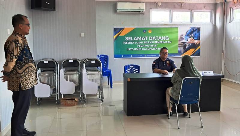 Direktur RSUD Bintan drg Tony Masruri melihat proses sesi wawancara pelamar formasi perawat di Ruang Pertemuan RSUD Bintan. (Foto Hasura)