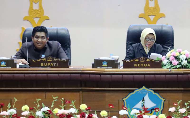 Pemkab Bintan Ajukan APBD Perubahan 2025 Rp1328 Triliun Pendapatan dan Belanja Daerah Menurun 2 Bupati Bintan Roby Kurniawan saat mengikuti sidang Paripripurna penyampaia Raperda Perobahan APBD 2025 Kabupaten Bintan dan Ranperda Perobahan BPR Bintan. (Foto: Diskominfo Bintan)