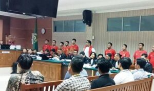 Terdakwa Narkoba Oknum Polisi Polresta Barelang saat menjalani sidang di PN Batam (foto: mun-faktakepri.com)