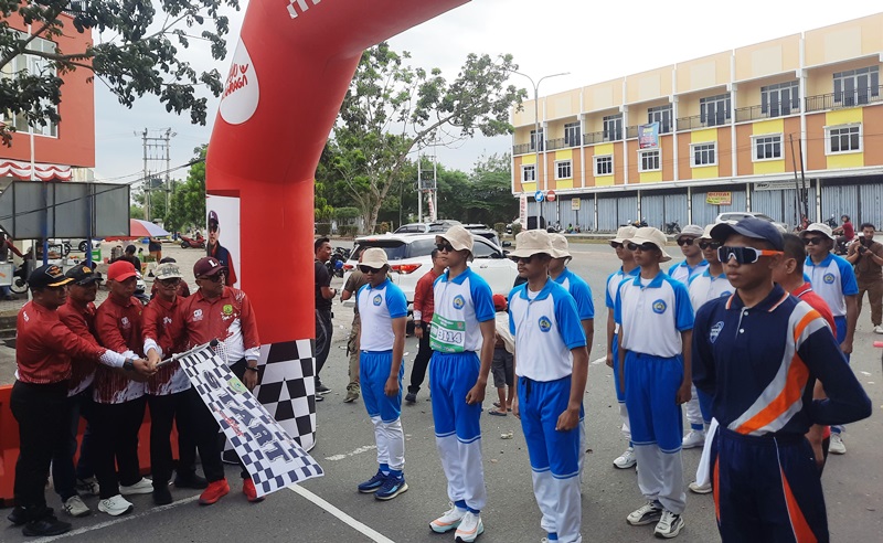 alikota Tanjungpinang, Lis Darmansyah saat melepas salah satu regu Gerak jalan 17 KM di Kota Tanjubupinang (Roland/ Presmedia)