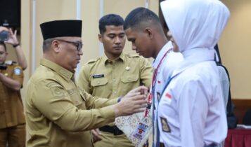 Penyematan tanda peserta calon anggota Paskibraka Provinsi Kepri 2025 mengikuti Pemusatan Pendidikan dan Pelatihan (Pusdiklat) oleh wakil gubernur Kepri Nyanyang.