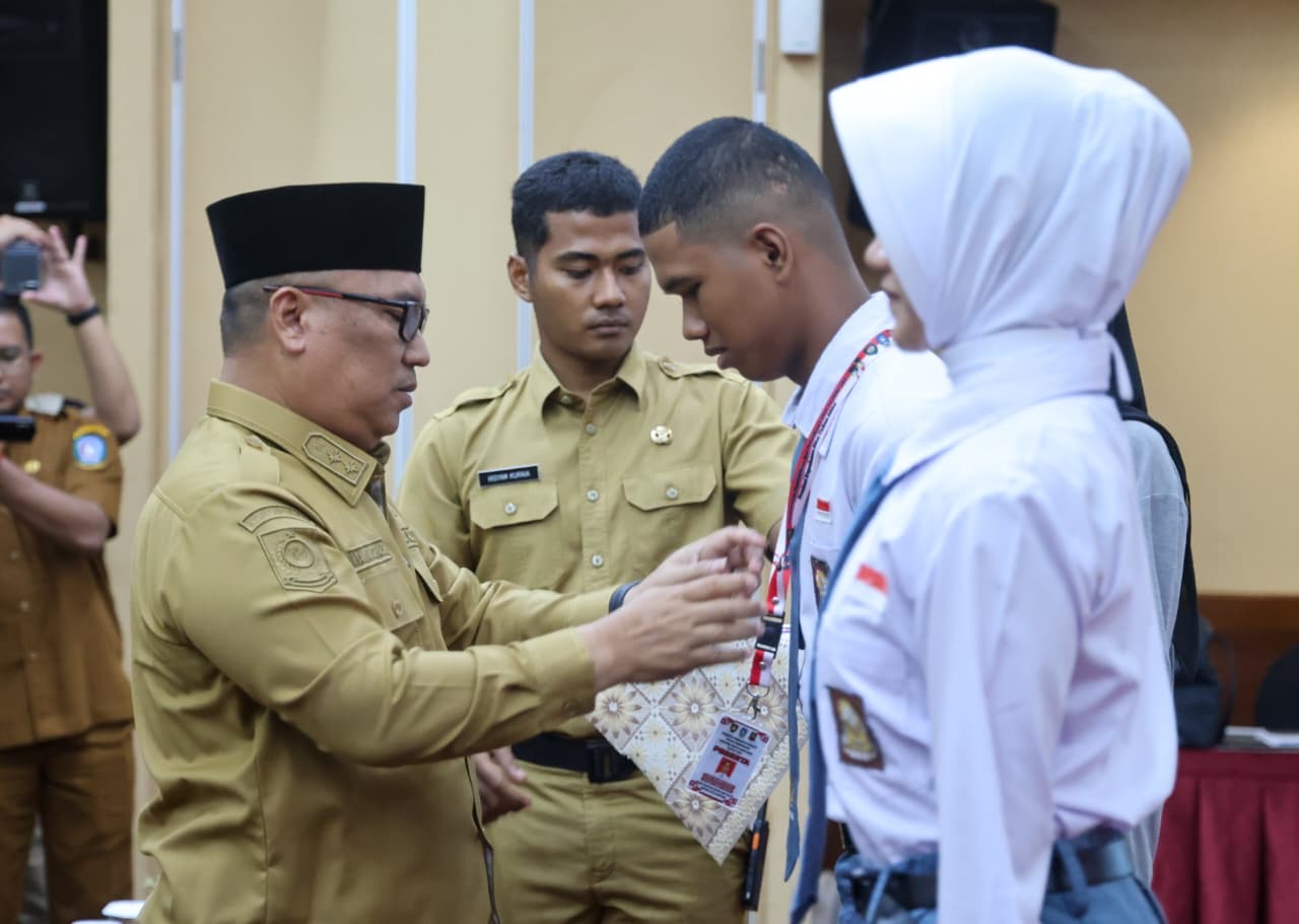 Penyematan tanda peserta calon anggota Paskibraka Provinsi Kepri 2025 mengikuti Pemusatan Pendidikan dan Pelatihan (Pusdiklat) oleh wakil gubernur Kepri Nyanyang.