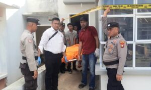 Tim identifikasi dan Unit Reskrim Polsek Tanjungpinang Timur saat mengevakuasi.jemazah ke mobil ambulance (Roland/ Presmedia)