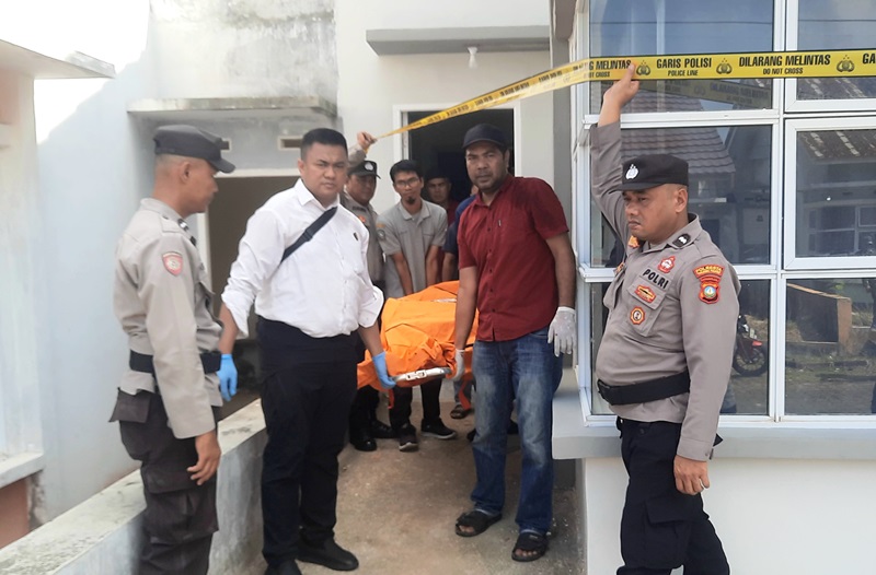Polisi Otopsi Jazad Mahasiswa Gantung Diri di Perumhan Mahkota Alam Raya Tanjungpinang Tim identifikasi dan Unit Reskrim Polsek Tanjungpinang Timur saat mengevakuasi.jemazah ke mobil ambulance (Roland/ Presmedia)