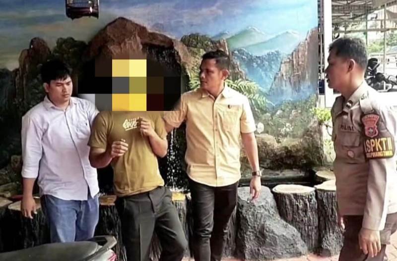 Unit Reskrim Polsek Tanjungpinang Timur saat membawa pelaku eksibisionis ke Polsek Tanjungpinang Timur (Foto-Roland/Istimewa).