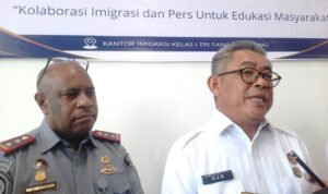 Kepala Kanwil Direktorat Jenderal Imigrasi Kepulauan Riau, Ujo Sutojo bersama kepala Imigrasi Tanjungpinang (Roland/ Presmedia)