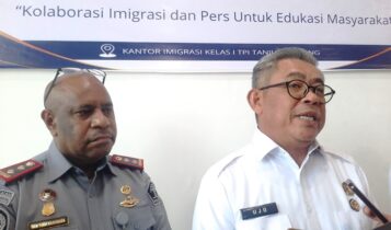 Kepala Kanwil Direktorat Jenderal Imigrasi Kepulauan Riau, Ujo Sutojo bersama kepala Imigrasi Tanjungpinang (Roland/ Presmedia)