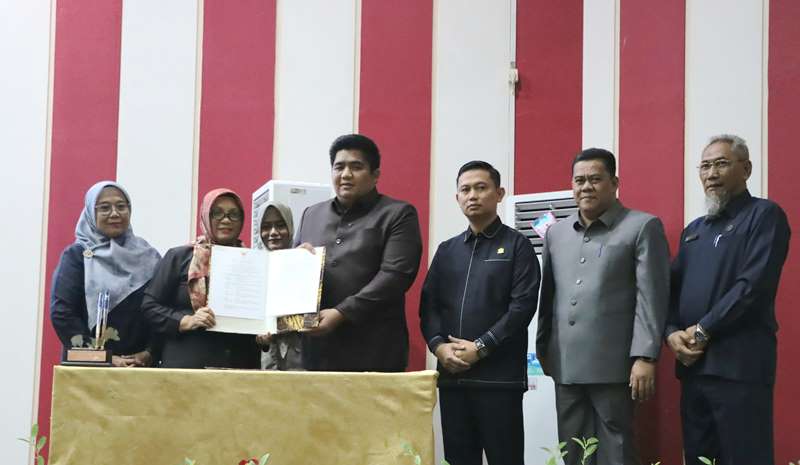 RPJMD Bintan 2025–2029 Disahkan Bupati Roby Siap Wujudkan Visi Bintan Juara Sidang paripurna penandatanganan RPJMD Kabupaten Bintan di DPRD Bintan.