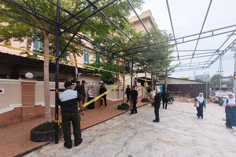 Satpol PP Tanjungpinang Tertibkan Pemasangan Auning Ilegal di Fasum Sekolah Pelnus Satpol PP Tanjungpinang pasang garis PPNS Line di Bangunan Auning depan Sekolah Pelnus (Istimewa/Roland).