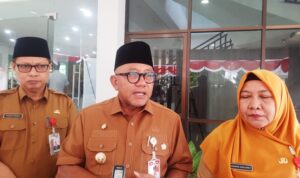 Walikota Tanjungpinang, Lis Darmansyah didampingi Kadisdik dan Kadinsos (Roland/ Presmedia)