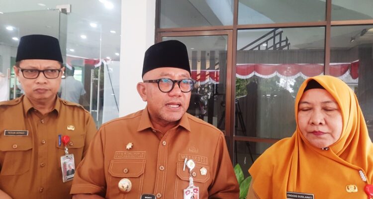 Walikota Tanjungpinang, Lis Darmansyah didampingi Kadisdik dan Kadinsos (Roland/ Presmedia)