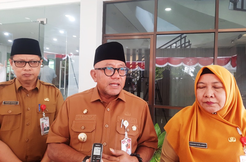 Sebanyak 98 Siswa Kurang Mampu Lolos Seleksi Sekolah Rakyat Tanjungpinang Tahun Ajaran 2025 Walikota Tanjungpinang, Lis Darmansyah didampingi Kadisdik dan Kadinsos (Roland/ Presmedia)