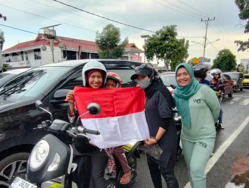 Sambut HUT RI ke-80, Sekretariat DPRD Provinsi Kepulauan Riau (Kepri) menggelar aksi pembagian bendera merah putih kepada para pengendara di Tanjungpinang, Kamis (14/08/2025). (Foto:Presmedia/Istimewa)
