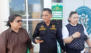 Kuasa hukum Ratih, Roy Jack Kuhon, saat mendampingi kliennya di PN Tanjungpinang (Roland/Presmedia)