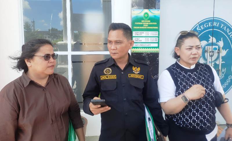 Kuasa hukum Ratih, Roy Jack Kuhon, saat mendampingi kliennya di PN Tanjungpinang (Roland/Presmedia)