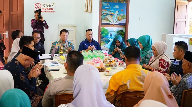 Bupati Lingga, Muhammad Nizar, bersama Ketua TP-PKK Kabupaten Lingga, Maratusholiha Nizar saat mendapingi Tim Konvergensi Percepatan Penurunan Stunting di Lingga. (Foto;Aulia/Presmedia)