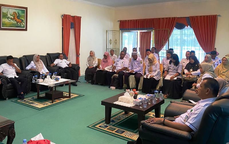 Wabup Lingga Tekankan Penguatan Pendidikan Karakter untuk Siswa PAUD SD dan SMP Wakil Bupati Lingga tekankan pentingnya penguatan pendidikan karakter bagi siswa PAUD, SD, dan SMP di Kabupaten Lingga( Foto:Aulia/Diskominfo Lingga)