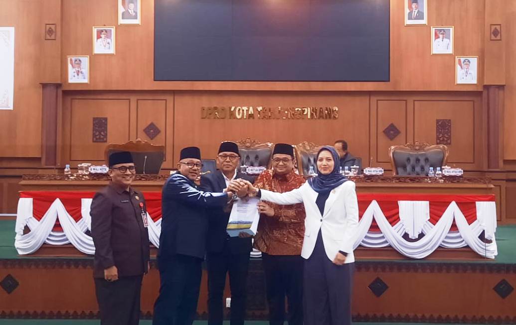 Wali Kota Tanjungpinang, Lis Darmansyah saat menyerahkan dokumen Ranperda Perubahan APBD 2025 (Roland/ Presmedia).