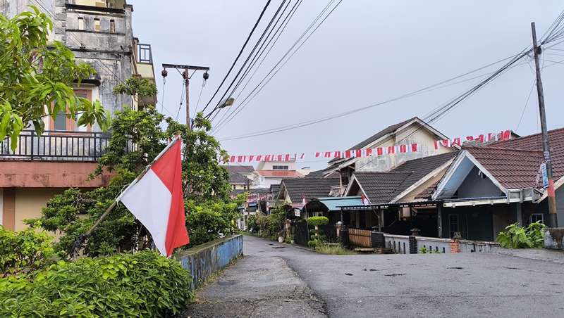 Walikota Prihatin Pemasangan Bendera Merah Putih Sembrawut Warga Sebut Lebih Prihatin Lihat Kondisi Bangsa Salah satu pemasangan bendera Merah Putih yang semaraut dipasang, ditemukan di salah satau kaweasan perumahan warga di Tanjungpinang (Foto: Roland/Presmedia)