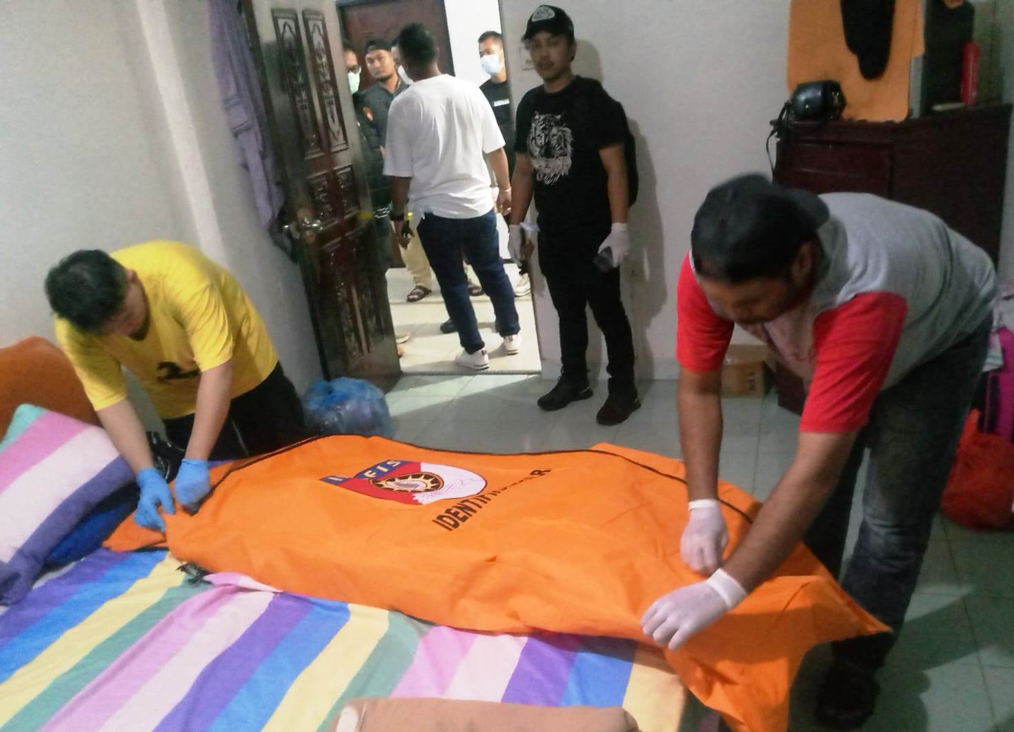 Wanita Pemandu Lagu Asal Manado Ditemukan Tewas di Hotel Tanjungpinang Polisi Tidak Ada Tanda Kekerasan Tim Inafais Satreskrim Polresta Tanjungpinang saat mengevaluasi jenazah LC di Kamar 112 Hotel Tanjungpinang (Roland/Presmedia)