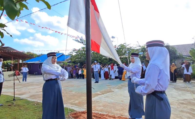 Warga Perumahan Puri Kencana Wungu dan Yuki Vista Bintan Timur, gunakan seragam sekolah SMA saat melaksanakan upacara bendera HUT-RI Minggu (17/8/2025). (Foto:Hasura/Presmedia)