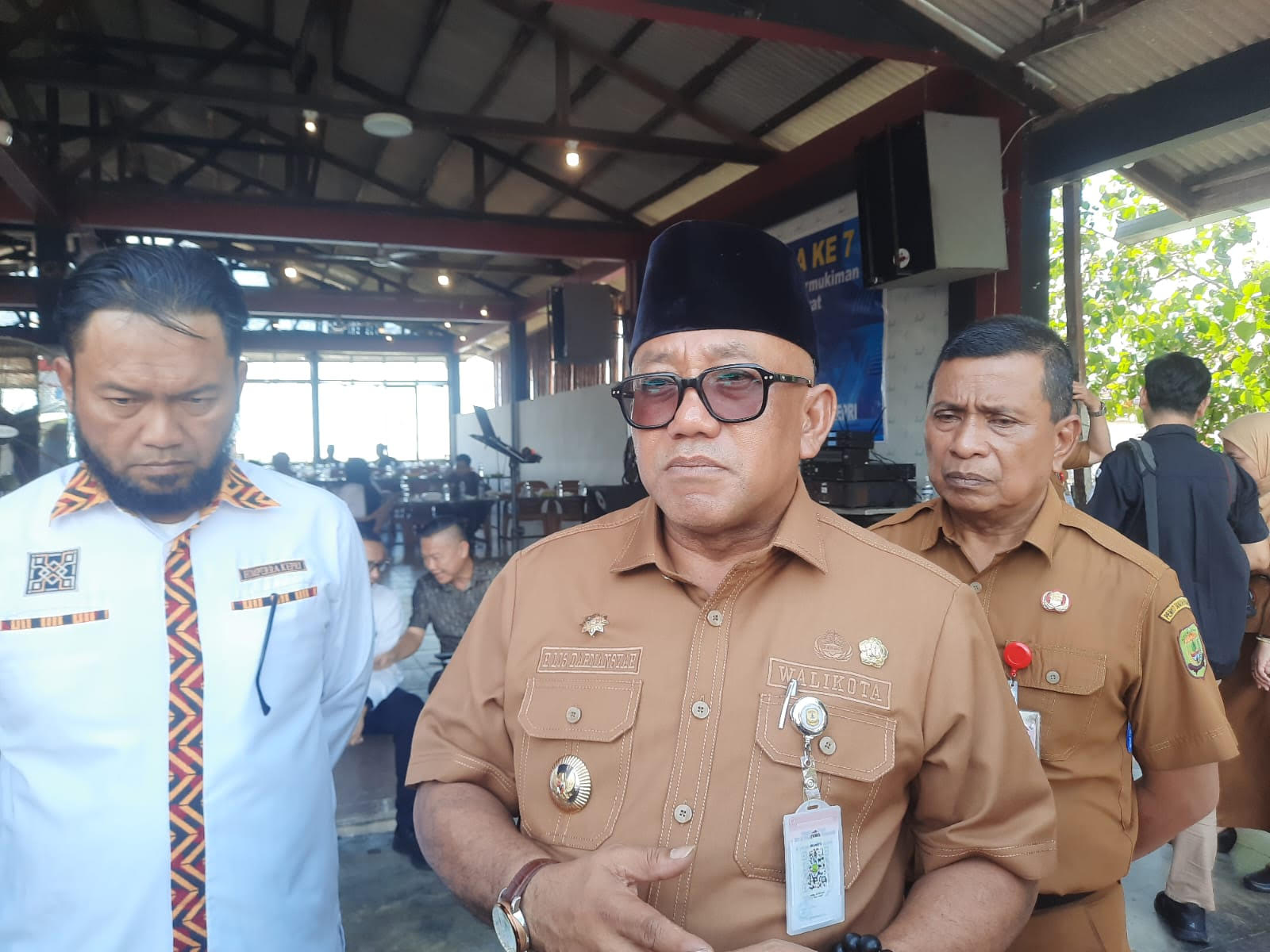 Walikota Tanjungpinang, Lis Darmansyah bersama Ketua HIMPERA Kepri, Urip Widodo, saat diwawancarai awak media (Roland/ Presmedia)
