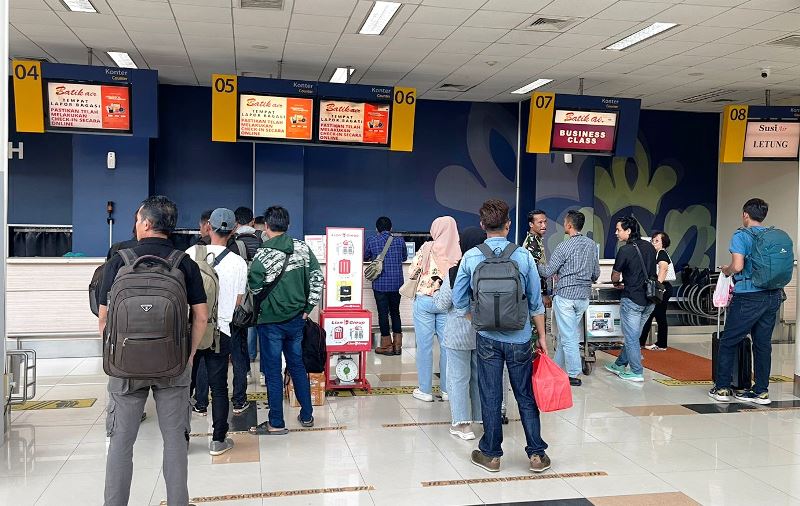 Anteriaan Warga Saat Check In di Counter Bandara RHF Tanjungpinang (Foto:Istimewa/Presmedia)