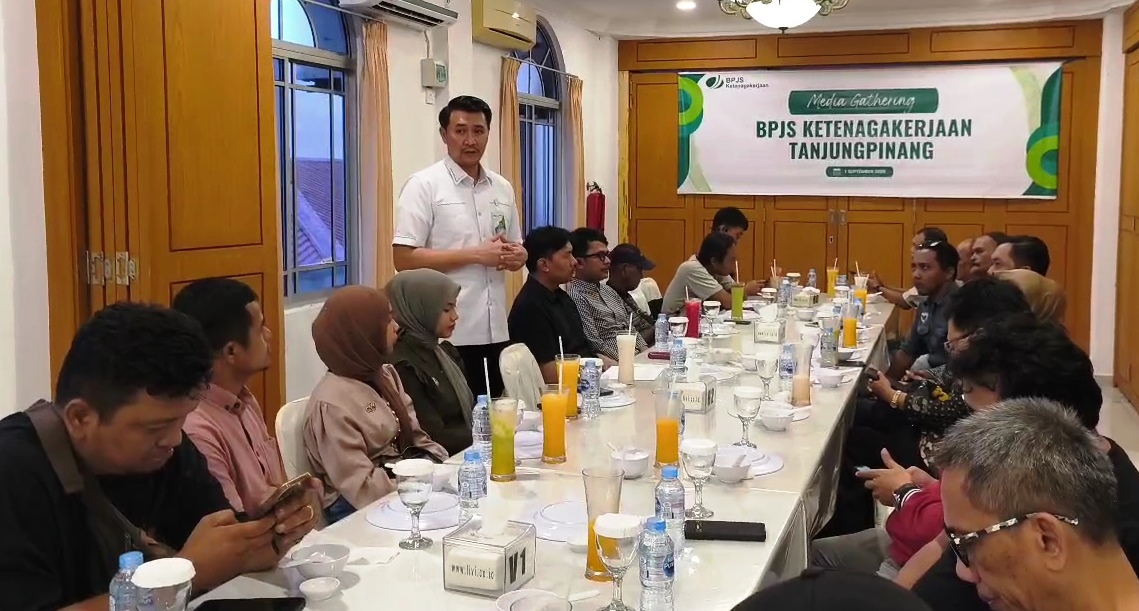 Kepala BPJS Ketenagakerjaan Tanjungpinang, Iwan Kurniawan saat berdiskusi bersama awak media (Roland/ Presmedia)