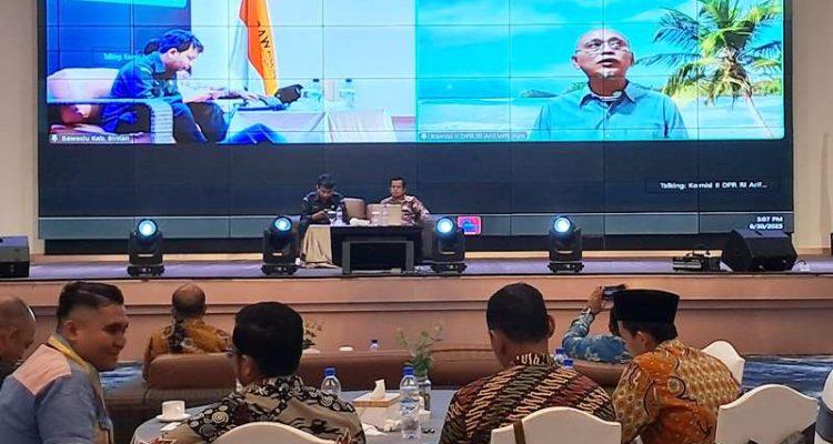Komisioner Bawaslu Bintan, KPU Bintan serta seluruh undangan mendengarkan penyampaian Anggota Komisi II DPR RI Arif Wibowo via Zoom di Aula Agro Resorts Km 36 Kecamatan Gunung Kijang. (Foto Hasura)