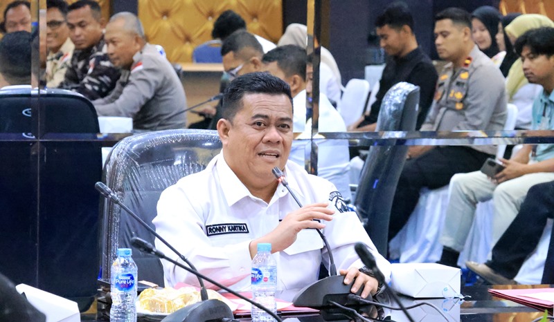 Sekda Bintan Rony Kartika, saat menggelar rapat persiapan pelaksanaan even Bintan Trekking dan Fun Trail Run 2025 di Bintan (Foto-Dikominfo Bintan)