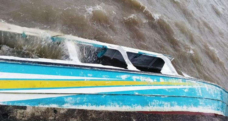 Pompong Kelurahan Penyengat Tenggelam Dihantam Gelombang.